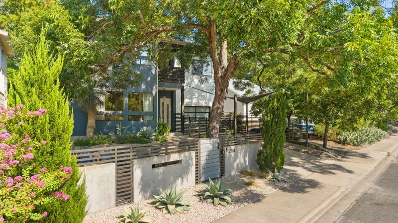 Virtual tour of 2104 East Side DR