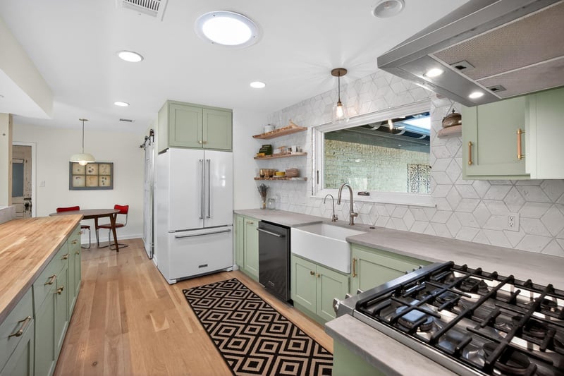 Virtual tour of 2104 Four Oaks LN