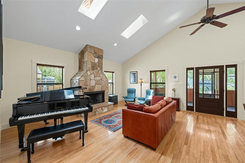 Virtual tour of 2105 Brackenridge ST