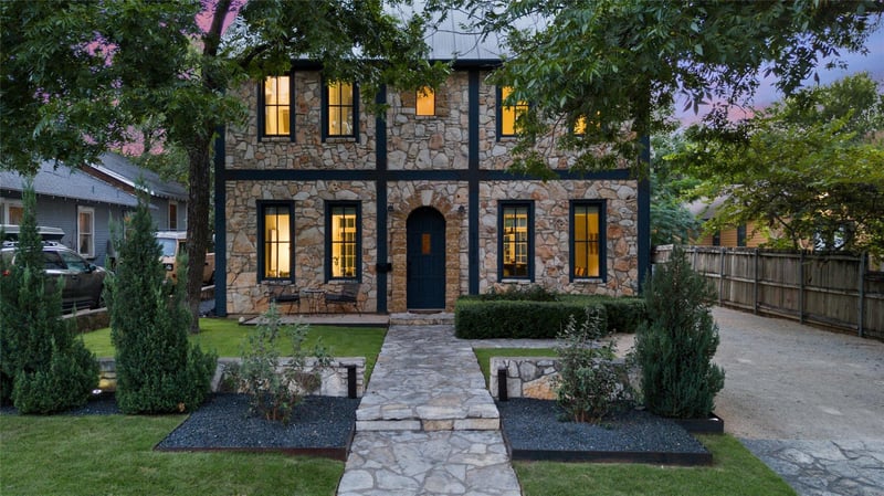 Virtual tour of 2106 Oxford Ave