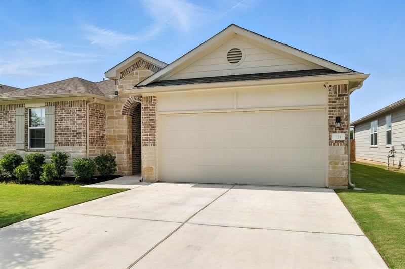 Virtual tour of 211 Rainmaker Ln