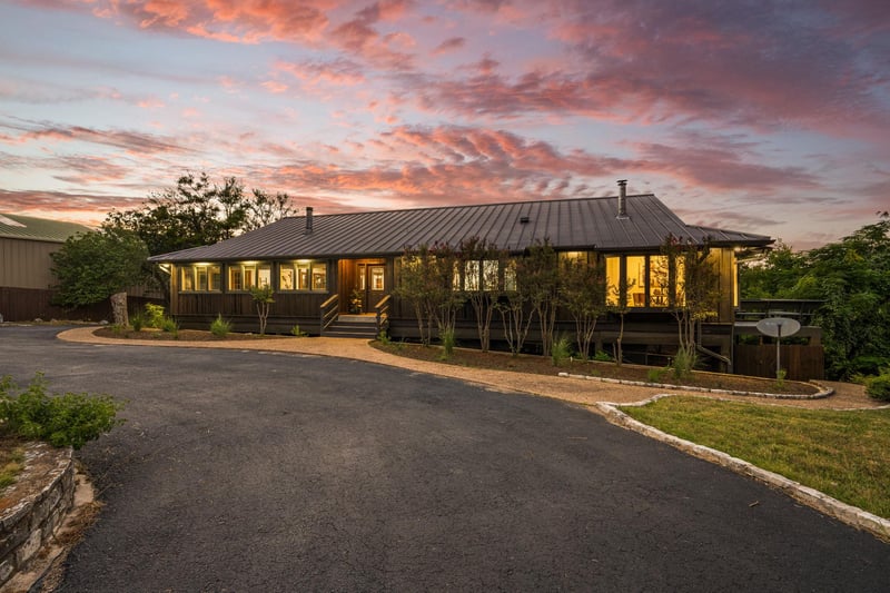 Virtual tour of 21106 Lakeshore DR