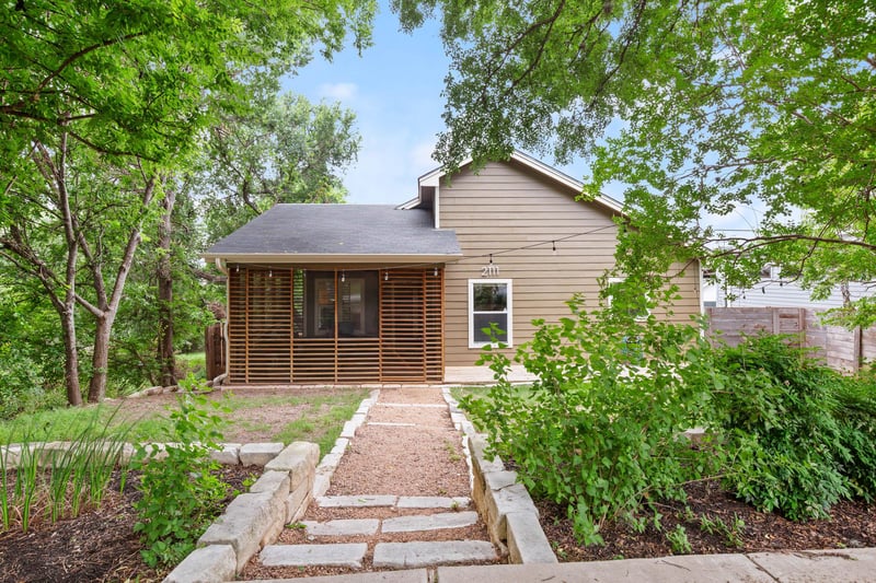 Virtual tour of 2111 E 8th St
