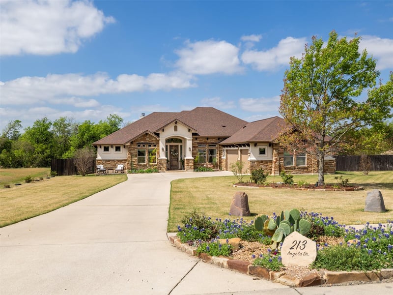 Virtual tour of 213 Angela DR