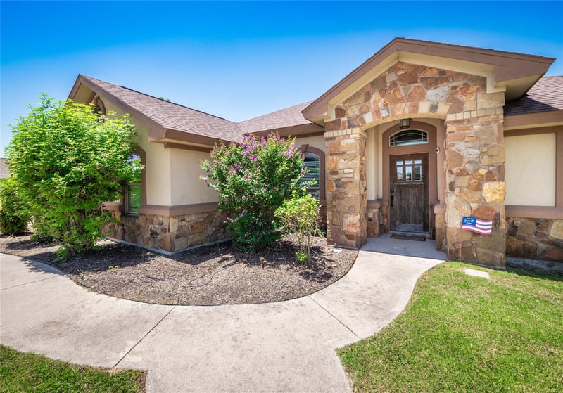 Virtual tour of 213 Sarahs LN