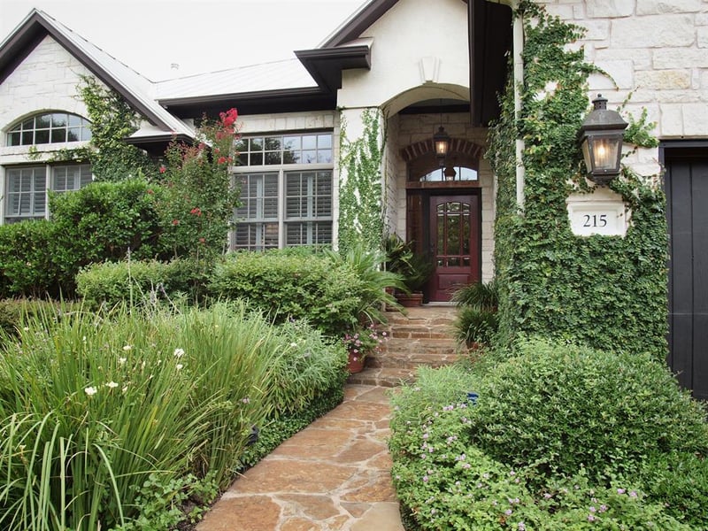 Virtual tour of 215 Mallet Ct