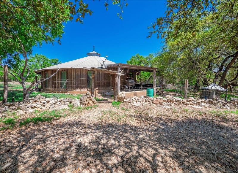 Virtual tour of 21500 Firefly RD