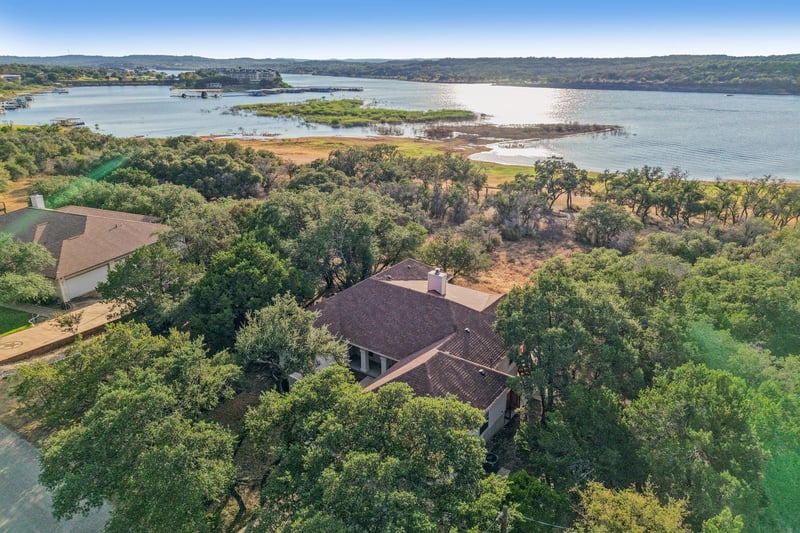 Virtual tour of 21513 Lakefront DR