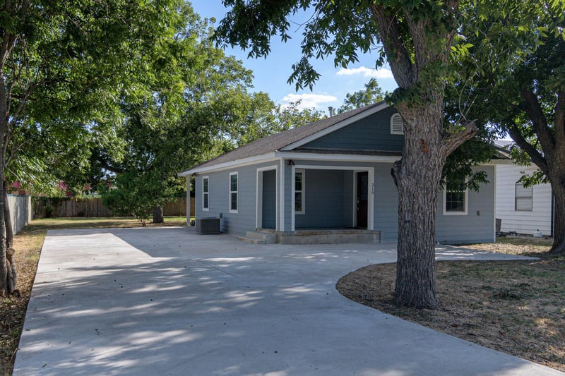 Virtual tour of 219 E Davilla ST