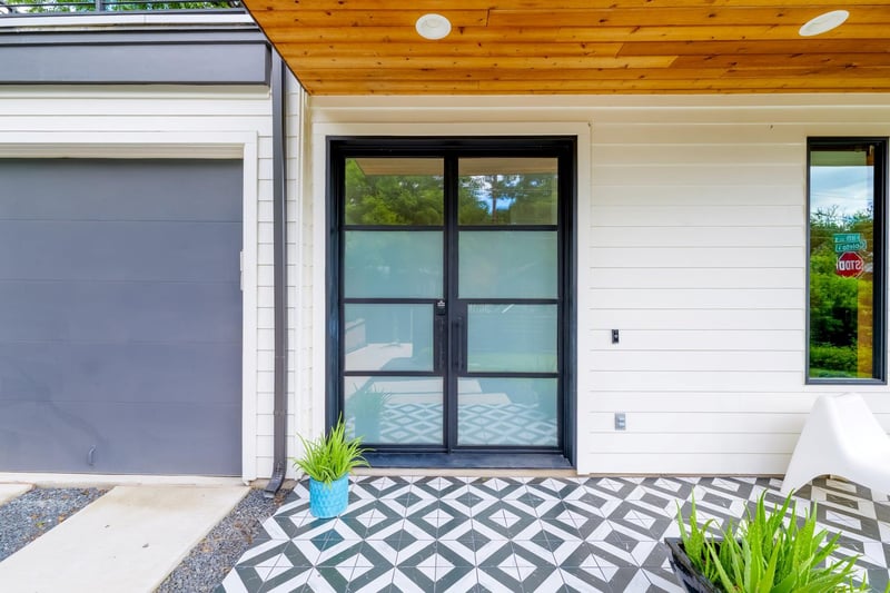 Virtual tour of 2201 E 16th ST