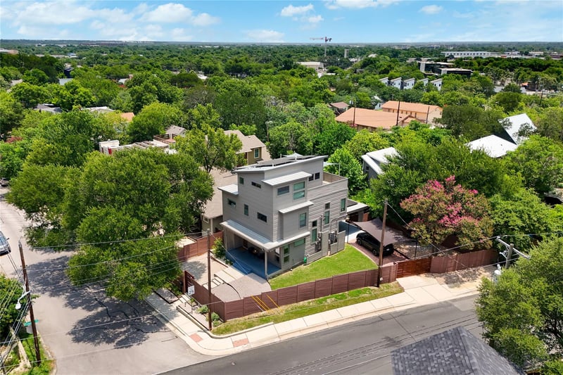 Virtual tour of 2201 E 9th ST