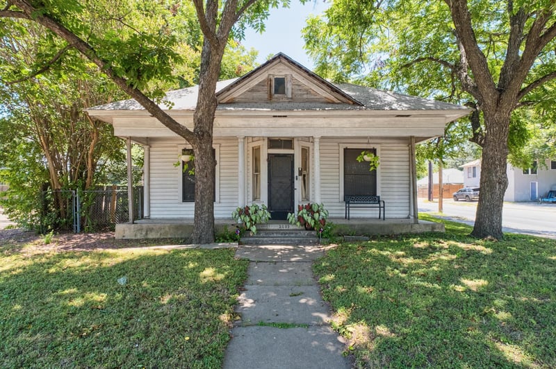 Virtual tour of 2201 E Cesar Chavez ST