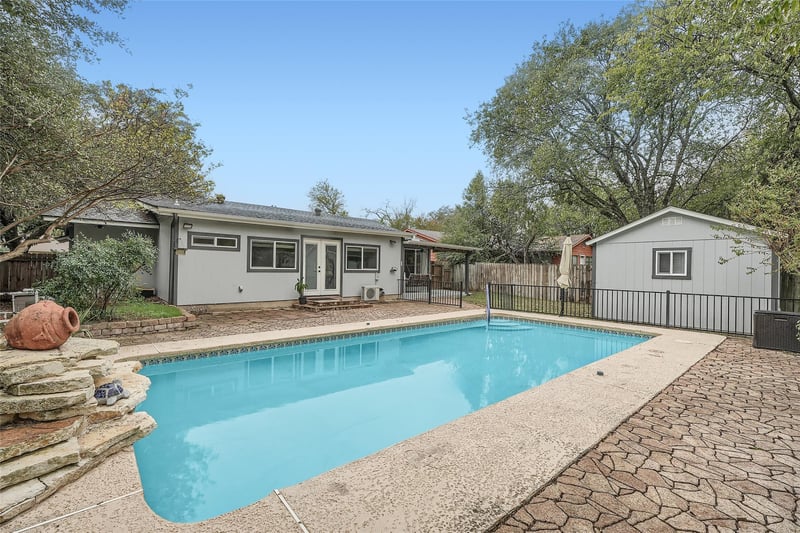 Virtual tour of 2204 Falcon Hill DR