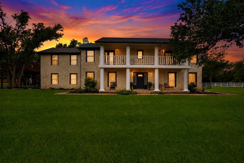 Virtual tour of 2204 Walsh DR