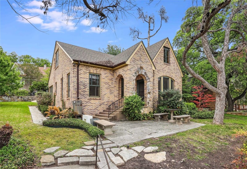 Virtual tour of 2206 Parkway