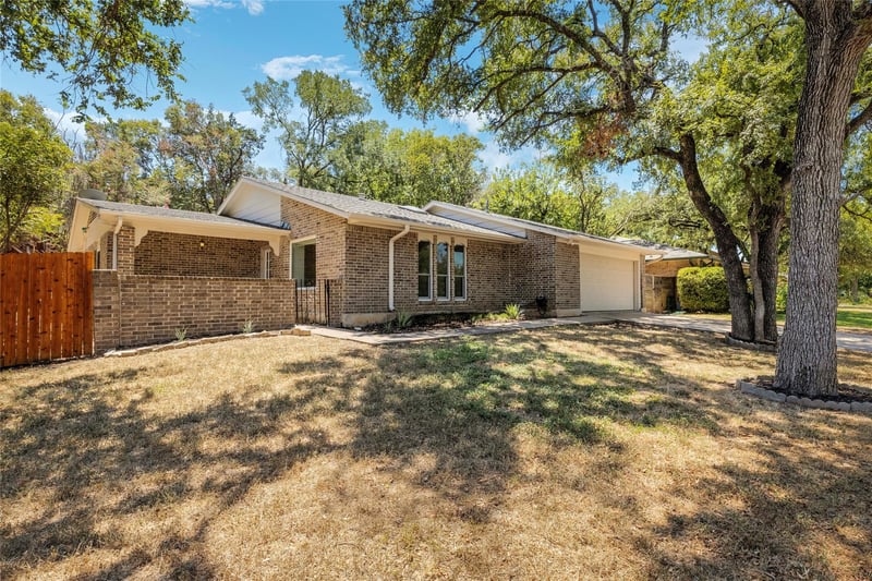 Virtual tour of 2207 Forest Bend DR