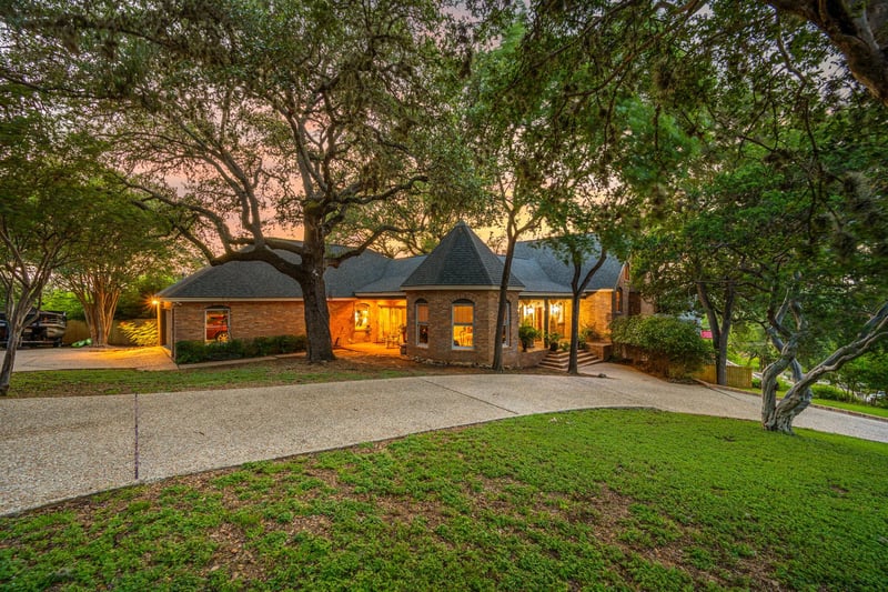 Virtual tour of 221 Camaro WAY