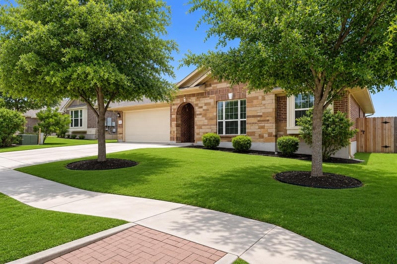 Virtual tour of 221 Loch Lomond ST