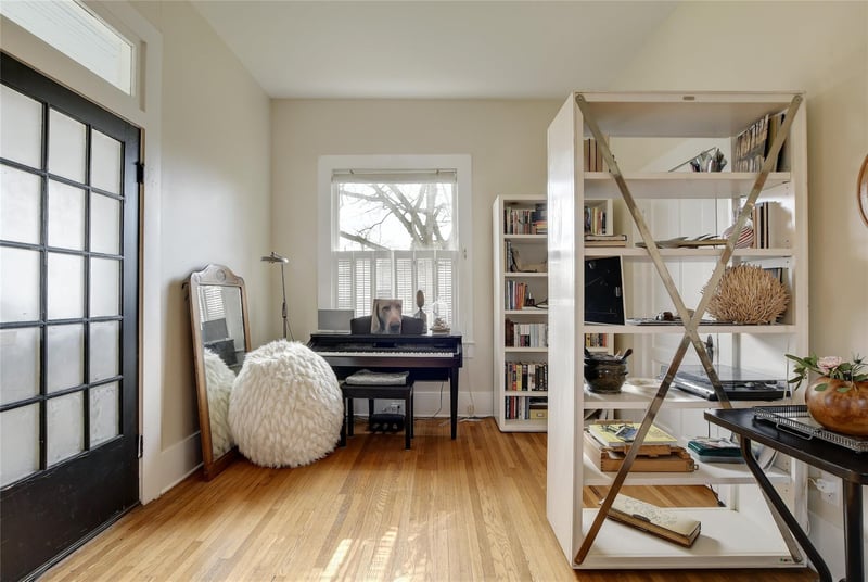 Virtual tour of 221 N Johnson Ave