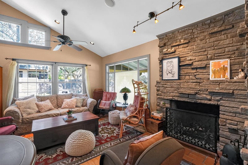 Virtual tour of 221 Park Ln