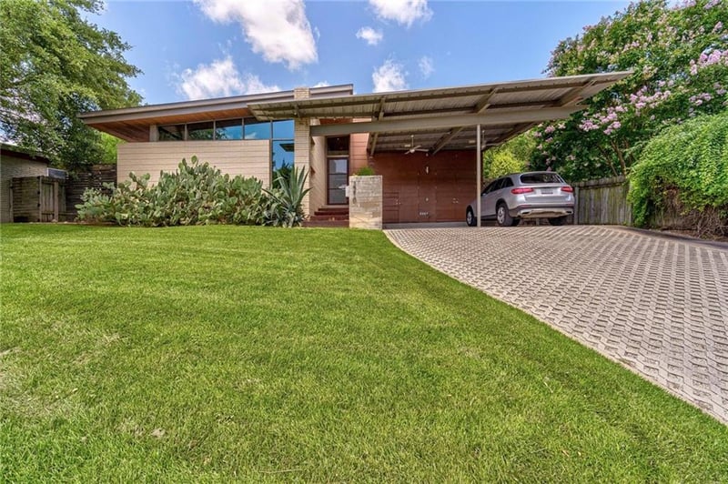 Virtual tour of 2210 East Side DR