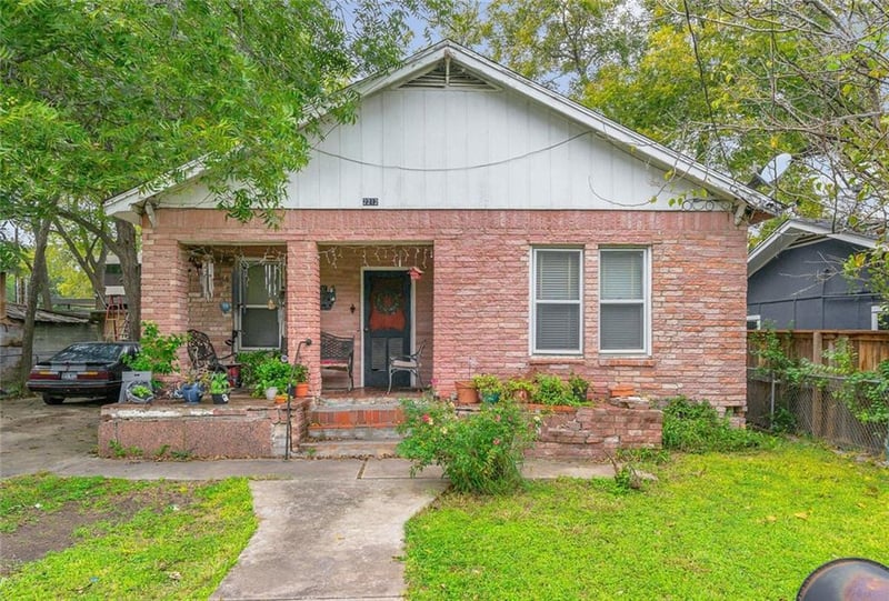 Virtual tour of 2212 S 2nd St