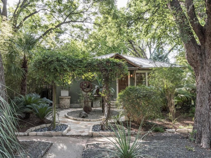 Virtual tour of 2218 Lindell Ave