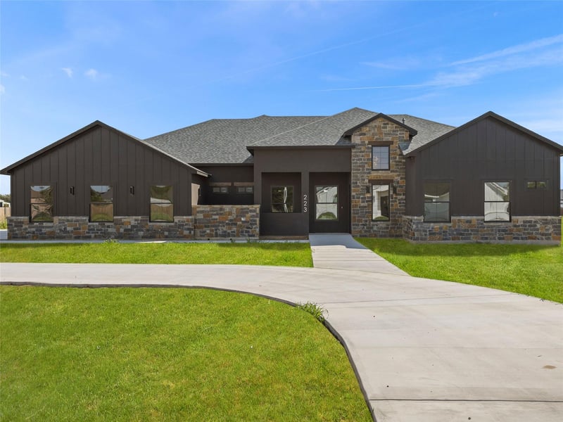 Virtual tour of 223 Double Creek Loop