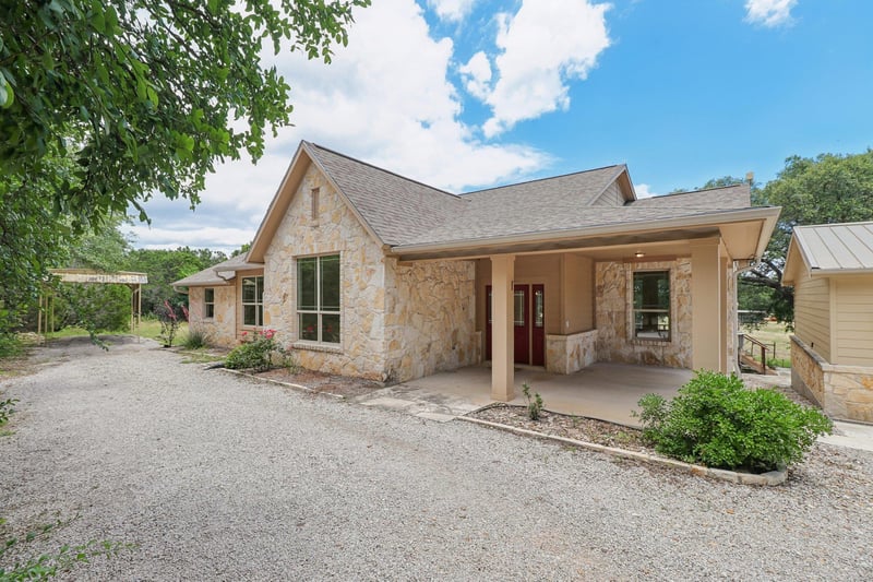 Virtual tour of 225 Shady Oaks TRL