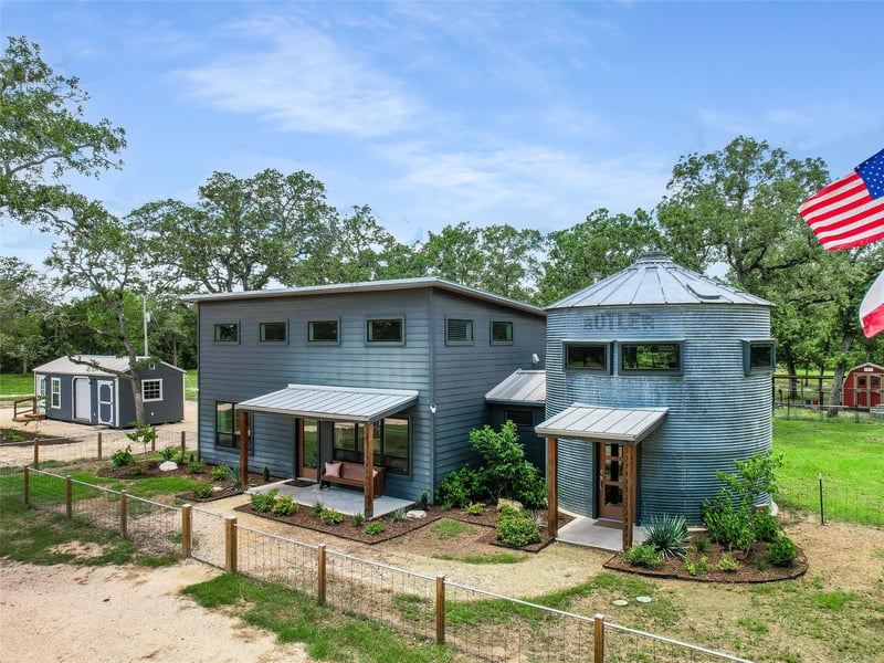 Virtual tour of 226 Stolle LN