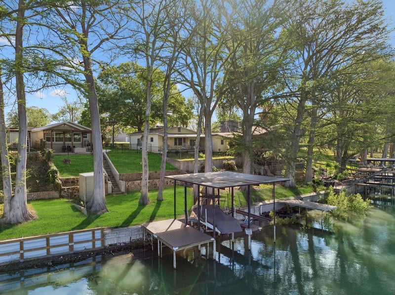 Virtual tour of 230 Lee St