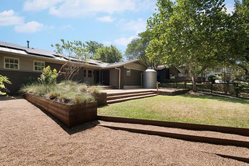 Virtual tour of 2301 Alta Vista Ave