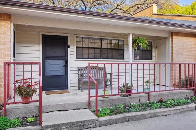 Virtual tour of 2301 Lawnmont Ave Unit #1