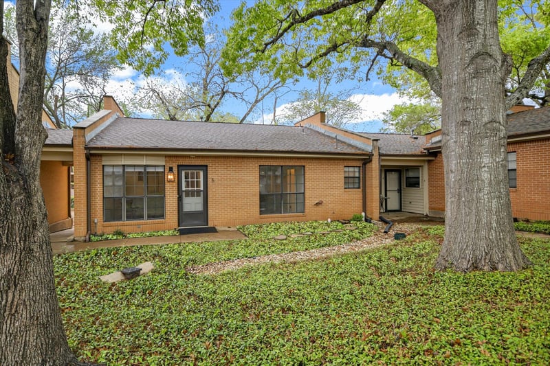 Virtual tour of 2301 Lawnmont Ave Unit #5