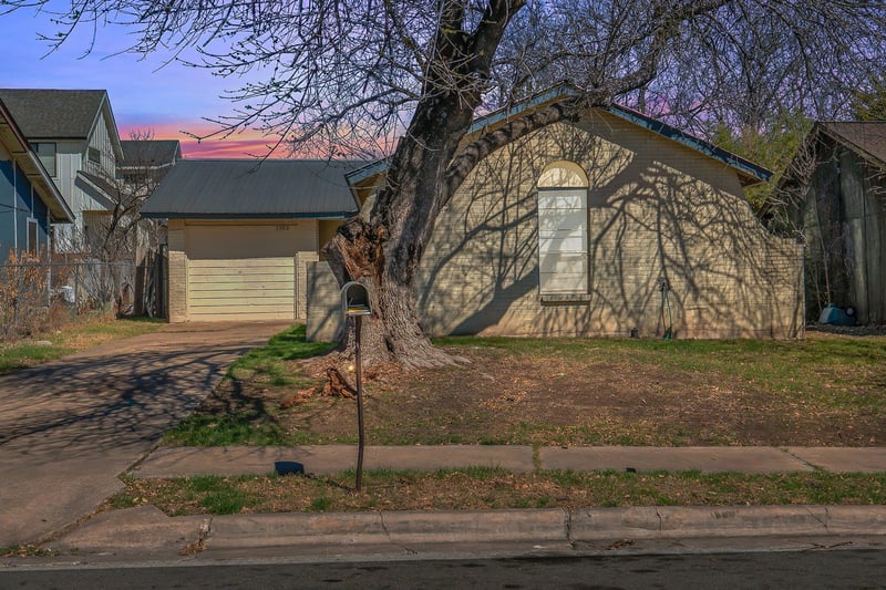 Virtual tour of 2302 Rockridge DR