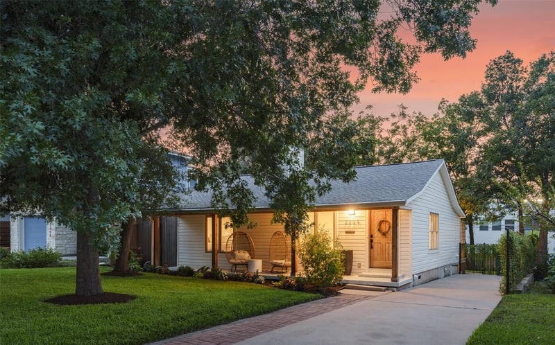 Virtual tour of 2304 Forest Ave