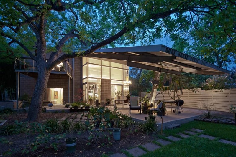 Virtual tour of 2307 S 2nd St