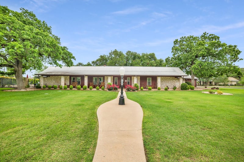 Virtual tour of 236 Olde Oak Dr