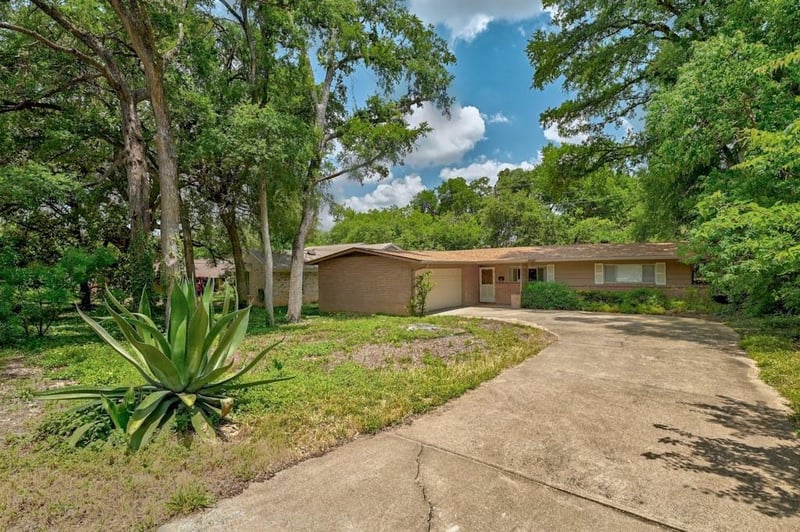 Virtual tour of 2400 Elmglen Dr