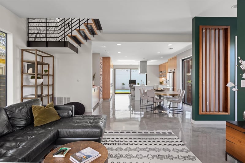 Virtual tour of 2401 E 11th ST