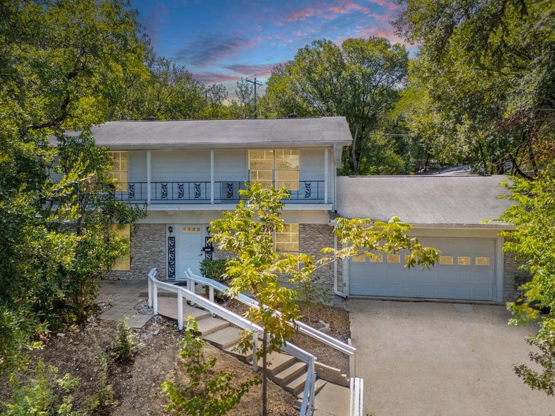 Virtual tour of 2401 Homedale CIR