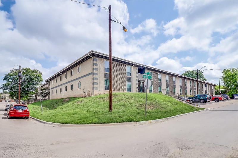 Virtual tour of 2401 Manor RD Unit #210