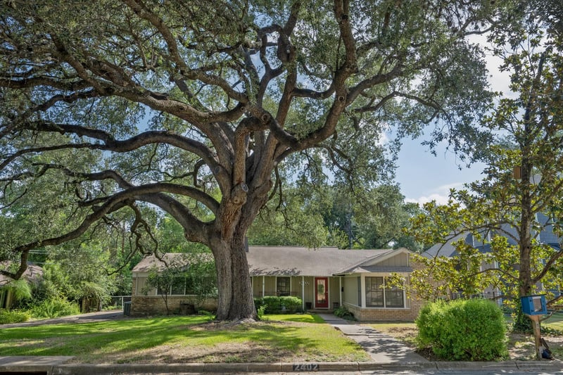 Virtual tour of 2402 Elmglen DR