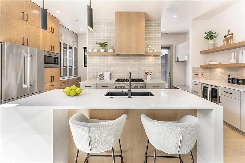 Virtual tour of 2402 S 3rd ST Unit #A