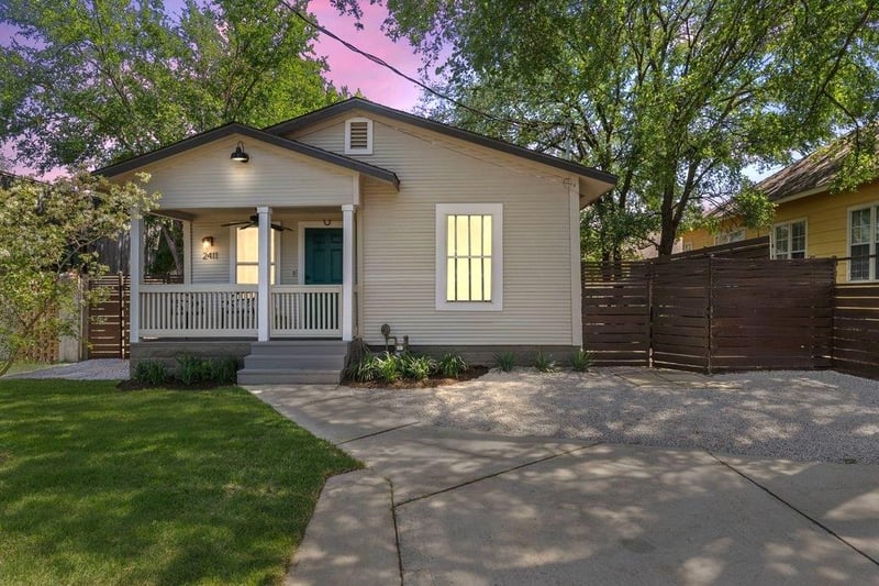 Virtual tour of 2411 E 10th ST