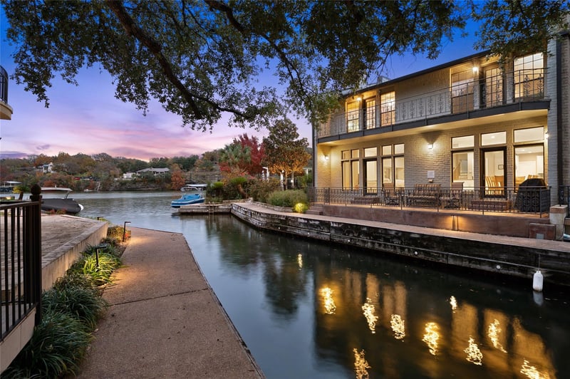 Virtual tour of 2419 Westlake DR