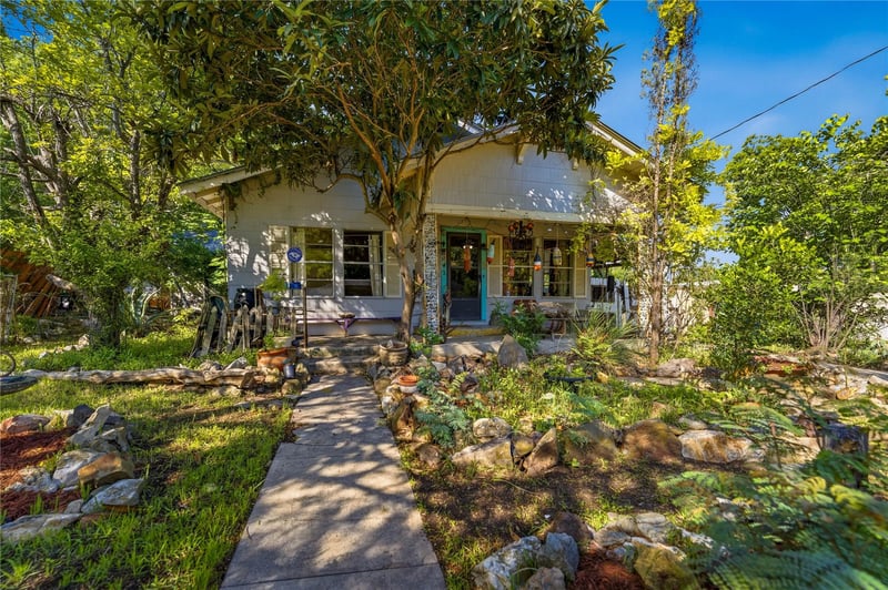 Virtual tour of 242 S Sycamore Ave