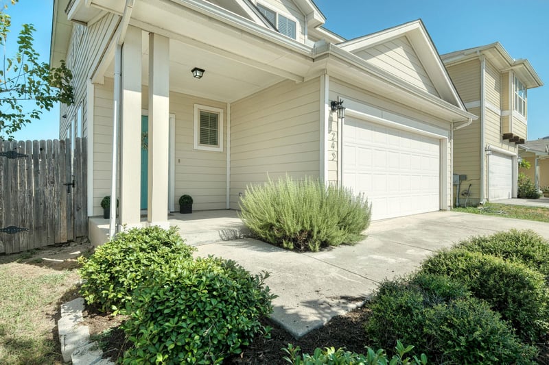 Virtual tour of 243 Twisted Oaks Ln