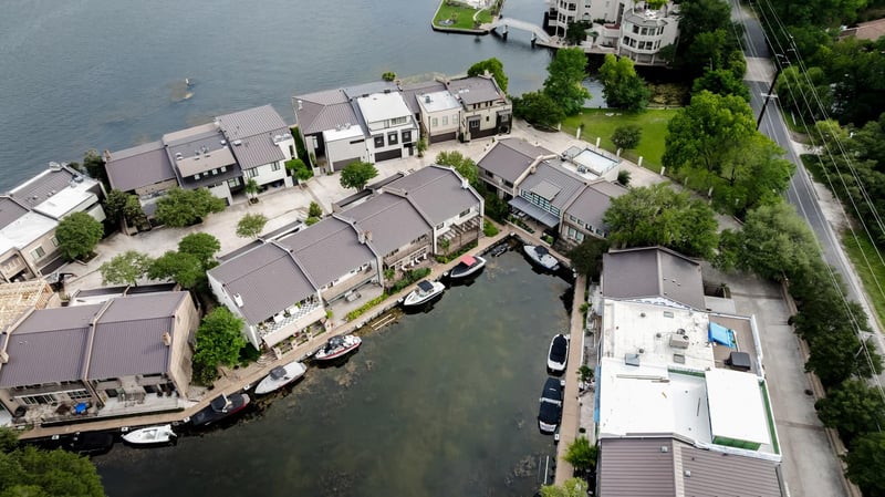 Virtual tour of 2433 Westlake DR