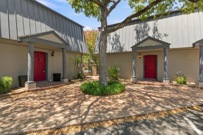 Virtual tour of 2500 Steck Ave Unit #7